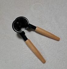 Multi Nussknacker mit Holzgriff  nahezu für alle Nussarten einsetzbar NEU-wertig