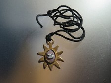 Messing Anhänger Sonnenform mit Vanderbilt (Parfum) Logo an Kordel