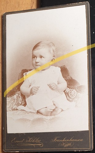 Sitting small child - sitting,