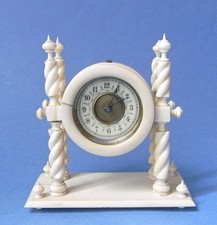 KLEINE ANTIKE SÄULENUHR aus