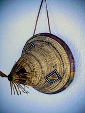 Afrikanischer strohhut mit - afrikanischer,