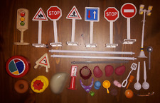 Konvolut Spielzeug Verkehrszeichen Küchenutensilien Schilder