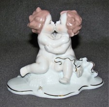 Neundorf Porzellan Figur -küssende Puttos-