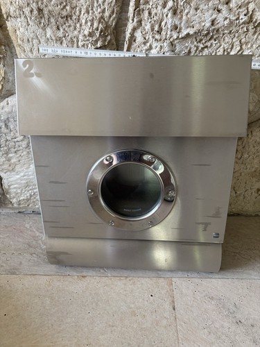 Briefkasten mit zeitungsrolle - briefkasten,