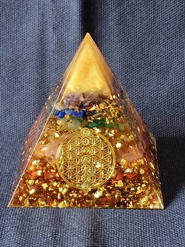 Orgonit pyramide mit - pyramide,