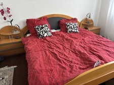 Bett mit Zwei Nachtischen Kommoden In Braun und Grau Modernes Design