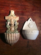 Zwei kleine Weihwasserbecken