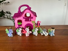 Filly Haus mit 6 Filly Pferden mit Flügeln