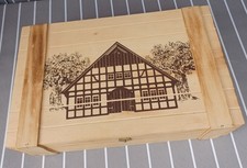 Dekorative Holzkiste- mit dem Motiv eines Fachwerkhauses und Bäumen  - Holzbox