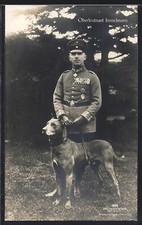 Foto-AK Sanke Nr.362: Flugzeug-Leutnant Max Immelmann in Uniform mit seiner Dog 