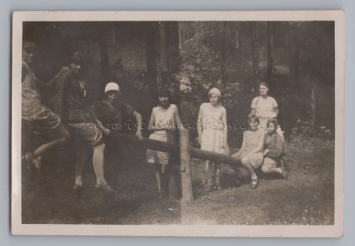 Mädchen auf wippe 1930 - auf,