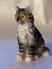 sitzende Katze schwarz/grau