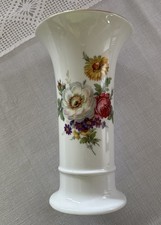 AK Kaiser Porzellan Trichtervase mit Blumendekor und Goldrand