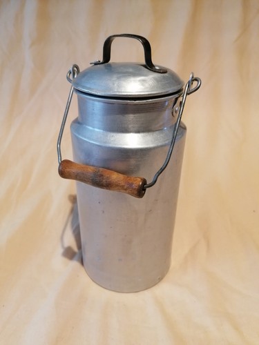 Milchkanne aus aluminium mit - milchkanne,