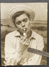 Foto Portrait junger Mann Jugendlich Hut Spaß Flasche gay Kunstbild Vintage Mode