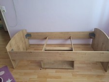 bett und ein kleine Kommode 