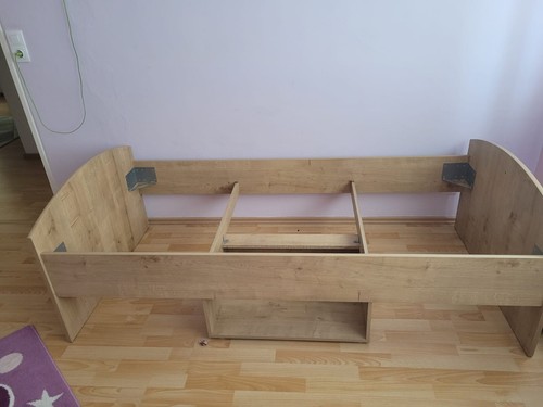 Bett und ein kleine kommode - und,