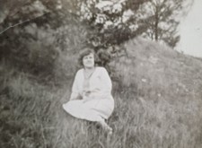 Frau sitzt elegant auf einer