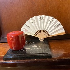 Rot lackiertes Teegeschirr