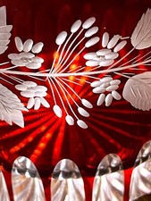 Bonbonniere , tizianrot, Glasschatulle, Böhmen, reiche Blumenbouquets, graviert