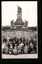 Foto-AK Niederwald, Nationaldenkmal mit Besuchergruppe 