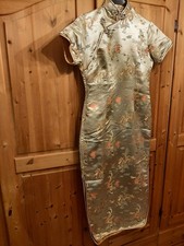 Chinesisches Kleid gold