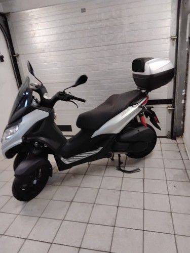 Piaggio mp3 300 hpe 2022 - piaggio,