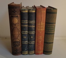 Alte dekorative Bücher um