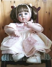 Niedliche Künstlerpuppe