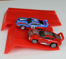 Carrera GO GO!!! Plus 2x Auto Muscle-Car MIT LICHTEFFEKT + Sprungschanze neu