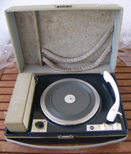 RFT Koffer-Plattenspieler Oelsner Soletta M64 Stereo mit Verstärker (defekt)