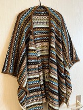 handgestrickter Poncho-Umhang