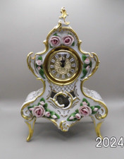 Porzellan  Kaminuhr auf Fuß  weiß Gold mit aufgesetzten Rosen von  Kaiser