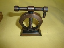 Nussknacker,Nußpresse-Miniatur knackt die härteste Nuß Design ges.gesch.