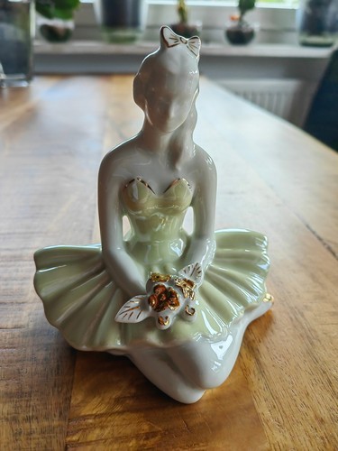 Ballerina aus porzellan - aus,