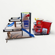 Holzeisenbahn Set: Parkhaus mit Aufzug + Feuerwehrstation