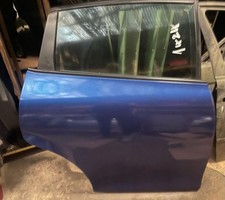 Tür rechts hinten Türe blau