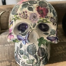 Totenkopf, weibl. Höhe ca. 10,5 cm Breite ca. 8 cm aus Beton / Serviettentechnik