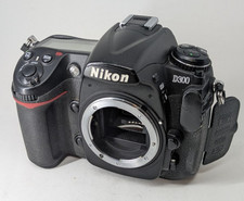 Nikon D300 mit Zubehörpaket