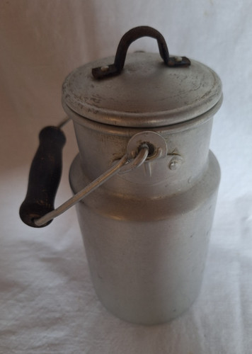 Alte milchkanne mit deckel - milchkanne,