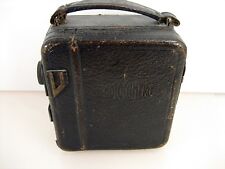 SCHMALFILMCAMERA PATHÈ MOTOCAMERA MIT LENS HERMAGIS - F 3 wurde 1927 eingeführt.