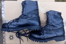 Mit neuen Sohlen Kampfstiefel