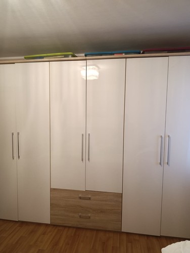 Schrank und bett beides ist - und,