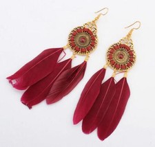 ൠ Ohrringe goldfarbenes Ornament mit roten Federn 13,5 cm lang