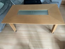 Couchtisch aus Holz mit Kunststoff-Glaseinsatz, rollbar, 135cmx76,5cmx53cm VB