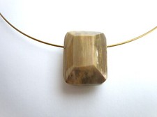 Versteinertes Holz Anhänger mit 45 cm Halsreif Stahl braun-gold Magnetverschluss