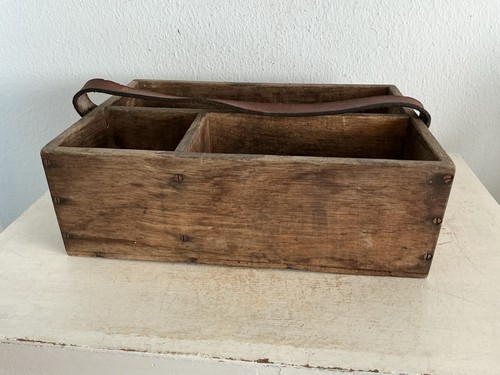 Alter uriger kleiner - kleiner, holzkorb