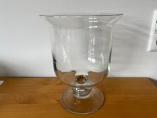 Pokalvase aus Glas mit Fuß