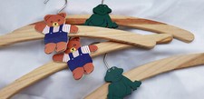 4 Kinder Kleiderbügel aus Naturholz mit Bären und Fröschen