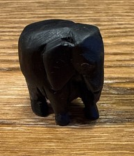 Handgeschnitzter Elefant aus